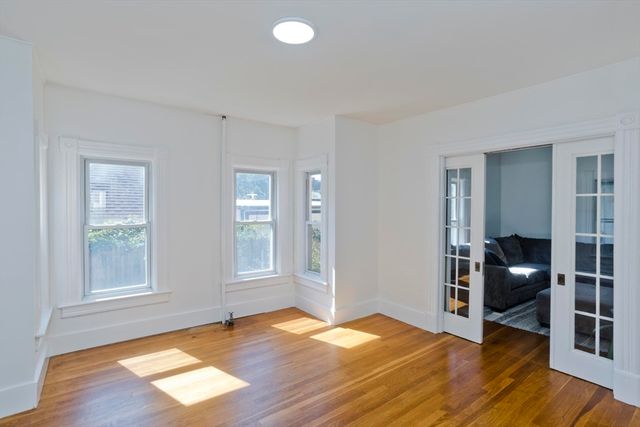 16 Charles St, Holyoke, MA 01040