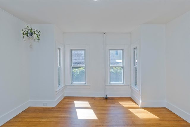 16 Charles St, Holyoke, MA 01040