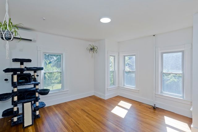 16 Charles St, Holyoke, MA 01040