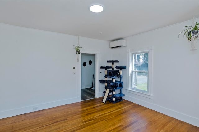 16 Charles St, Holyoke, MA 01040