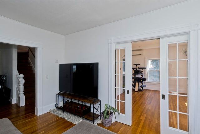 16 Charles St, Holyoke, MA 01040