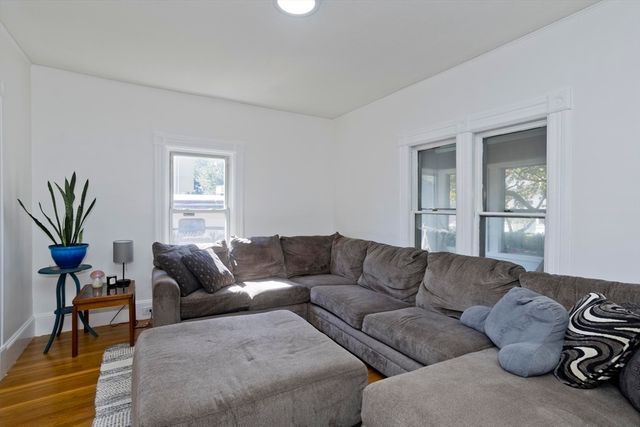 16 Charles St, Holyoke, MA 01040