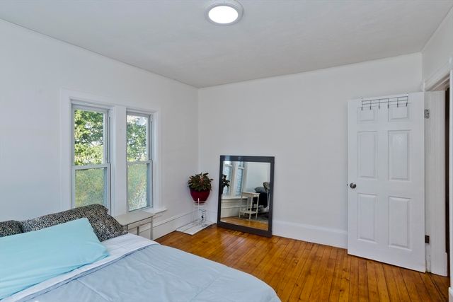 16 Charles St, Holyoke, MA 01040