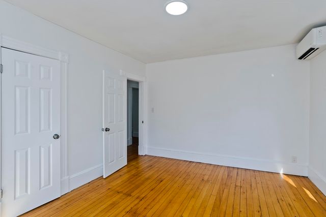 16 Charles St, Holyoke, MA 01040