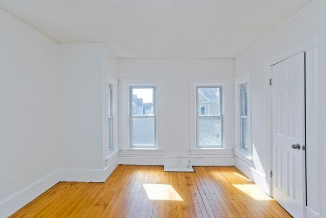 16 Charles St, Holyoke, MA 01040