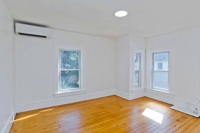 16 Charles St, Holyoke, MA 01040