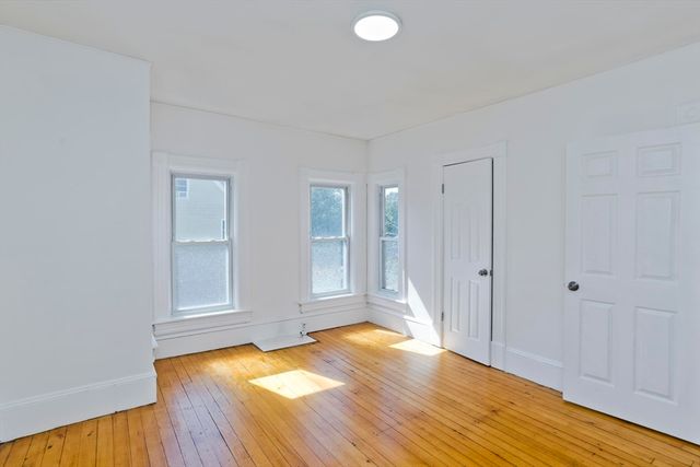 16 Charles St, Holyoke, MA 01040