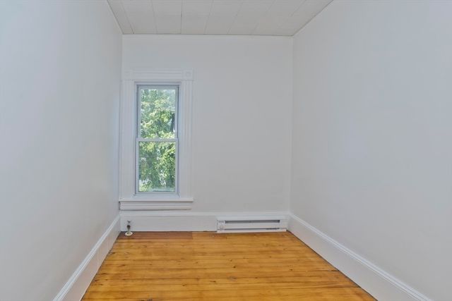 16 Charles St, Holyoke, MA 01040