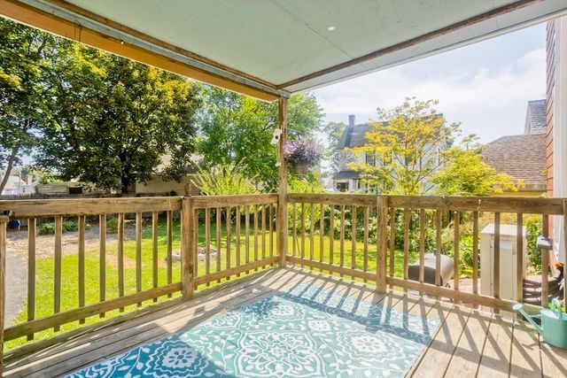 16 Charles St, Holyoke, MA 01040