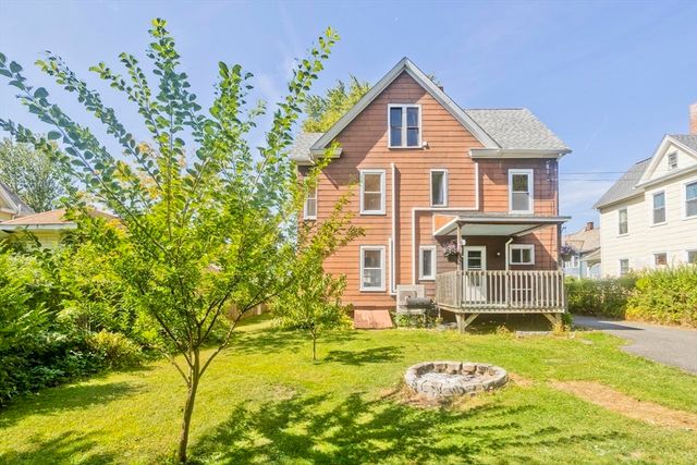 16 Charles St, Holyoke, MA 01040