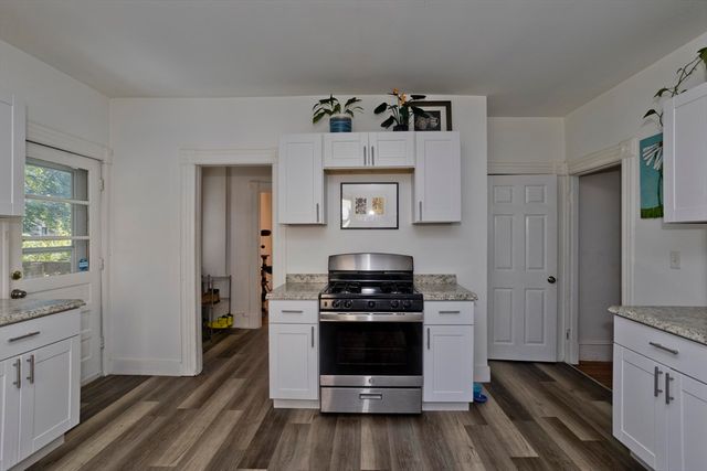 16 Charles St, Holyoke, MA 01040