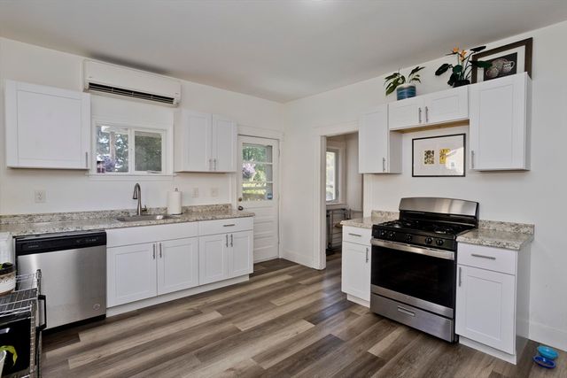 16 Charles St, Holyoke, MA 01040