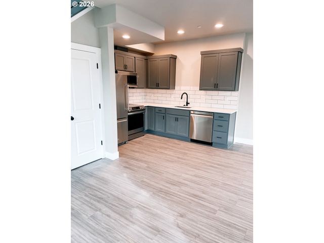 302 N BRIDGETON Rd, Portland, OR 97217