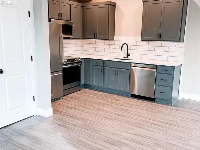 302 N BRIDGETON Rd, Portland, OR 97217