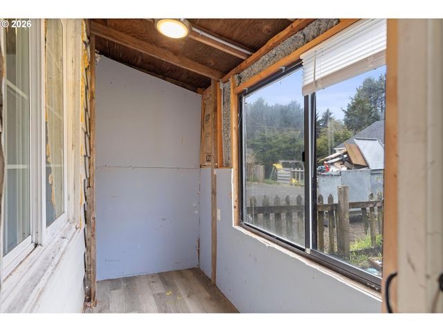 1035 Sw 15TH St, Lincoln City, OR 97367