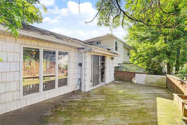105 Serpentine Lane, Searingtown, NY 11507