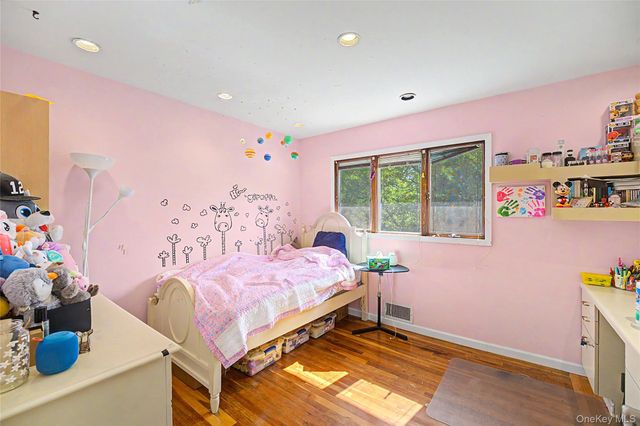 105 Serpentine Lane, Searingtown, NY 11507