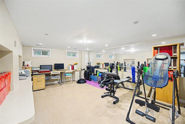 105 Serpentine Lane, Searingtown, NY 11507