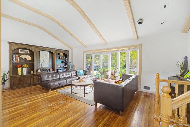 105 Serpentine Lane, Searingtown, NY 11507