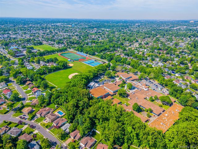 105 Serpentine Lane, Searingtown, NY 11507