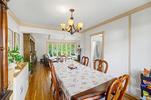 105 Serpentine Lane, Searingtown, NY 11507
