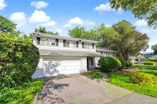 105 Serpentine Lane, Searingtown, NY 11507