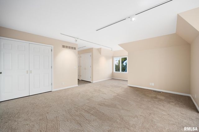 4755 N GRANDVIEW Drive, Peoria Heights, IL 61616