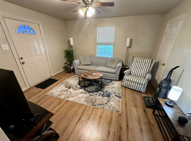 900 W Avenue F, Midlothian, TX 76065