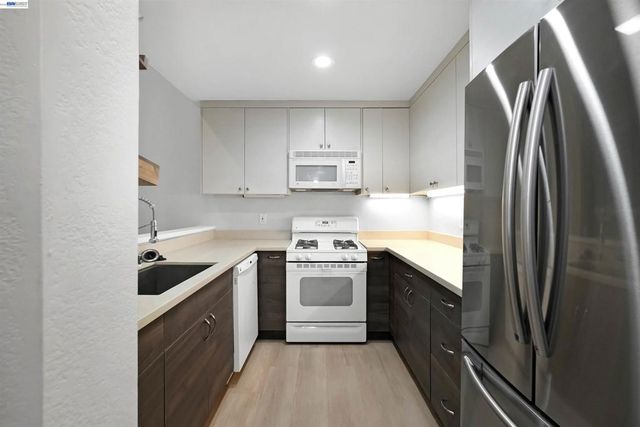 37168 Meadowbrook Cmn 304, Fremont, CA 94536