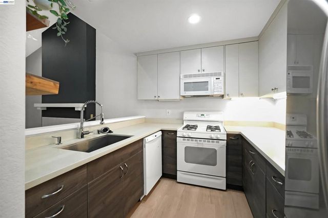 37168 Meadowbrook Cmn 304, Fremont, CA 94536