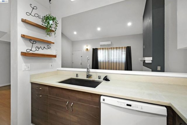 37168 Meadowbrook Cmn 304, Fremont, CA 94536