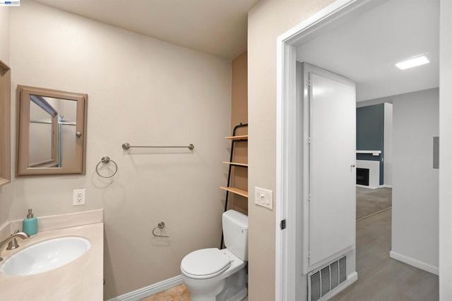 37168 Meadowbrook Cmn 304, Fremont, CA 94536