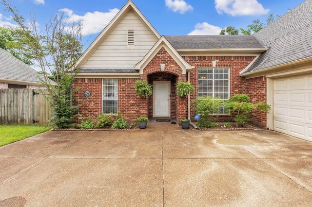 10215 N GREEN MOSS DR, Cordova, TN 38018