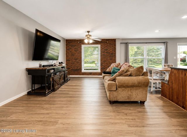 6701 Creston Dr, Louisville, KY 40258