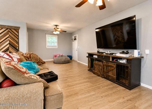6701 Creston Dr, Louisville, KY 40258