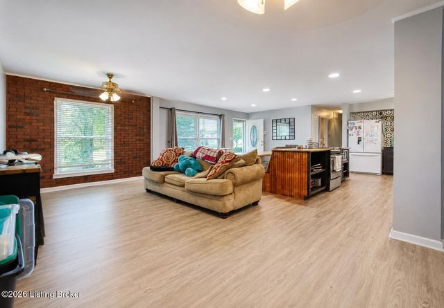 6701 Creston Dr, Louisville, KY 40258
