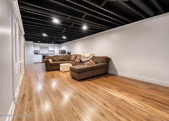 6701 Creston Dr, Louisville, KY 40258