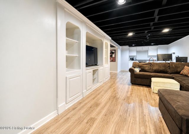6701 Creston Dr, Louisville, KY 40258