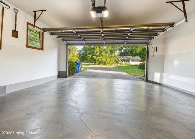 6701 Creston Dr, Louisville, KY 40258