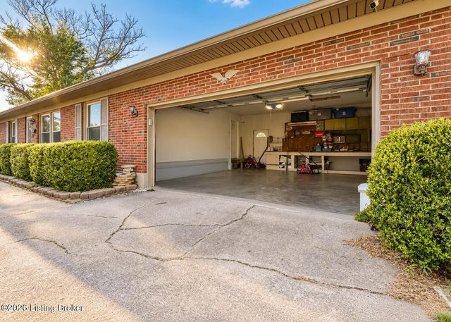 6701 Creston Dr, Louisville, KY 40258