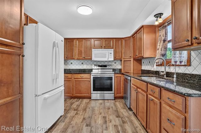 7990 Tower Road, South Lyon, MI 48178