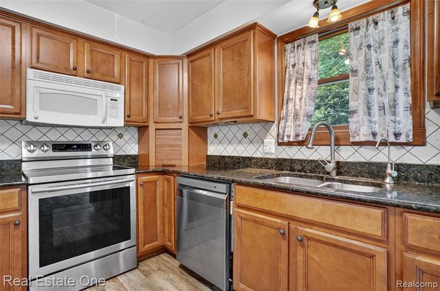 7990 Tower Road, South Lyon, MI 48178