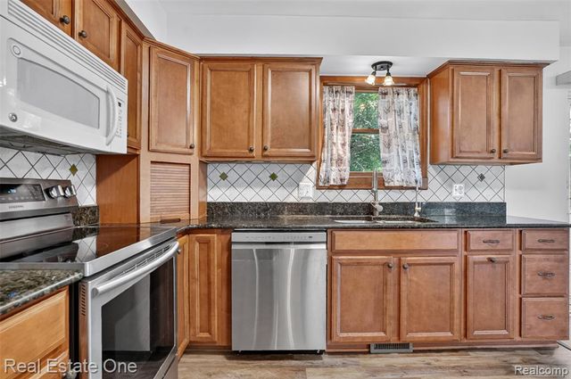 7990 Tower Road, South Lyon, MI 48178