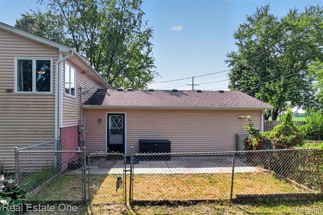 7990 Tower Road, South Lyon, MI 48178