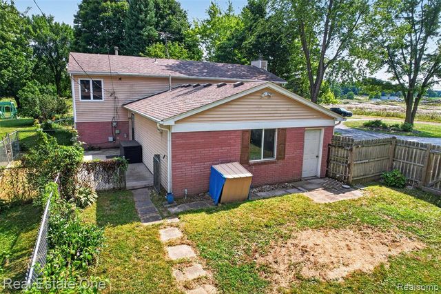 7990 Tower Road, South Lyon, MI 48178