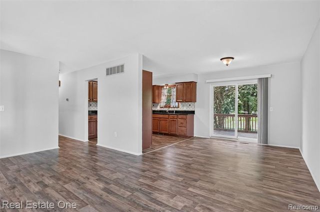 7990 Tower Road, South Lyon, MI 48178