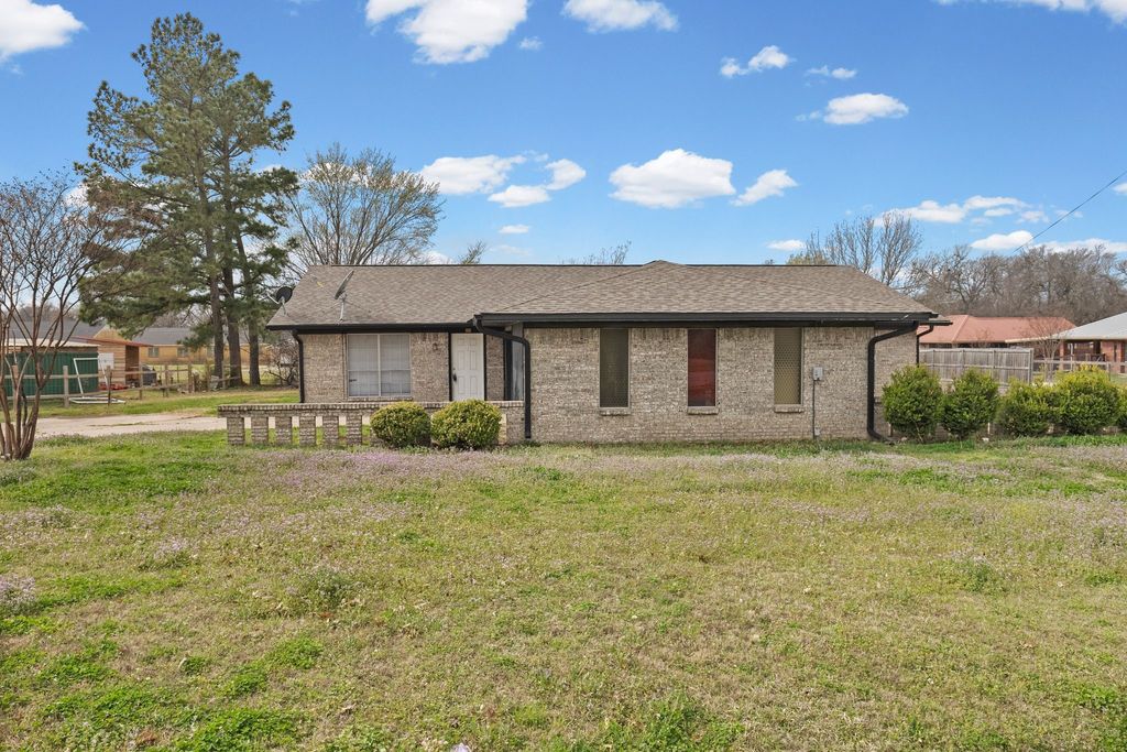 706 S Manson Street, Wolfe City, TX 75496