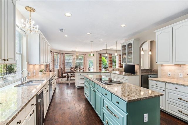 58 Cottondale RD, The Hills, TX 78738