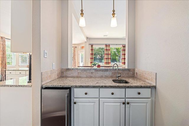 58 Cottondale RD, The Hills, TX 78738