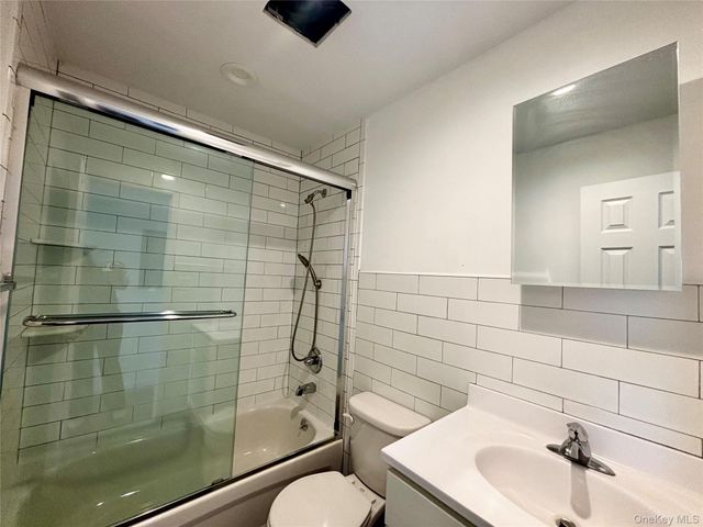 6261 De Costa Avenue 2nd floor, Arverne, NY 11692